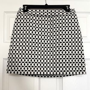 Banana Republic Geometric Patterned Black & White skirt. Size 2.